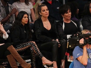 Kris Jenner junto a Kourtney y Khloé Kardashian