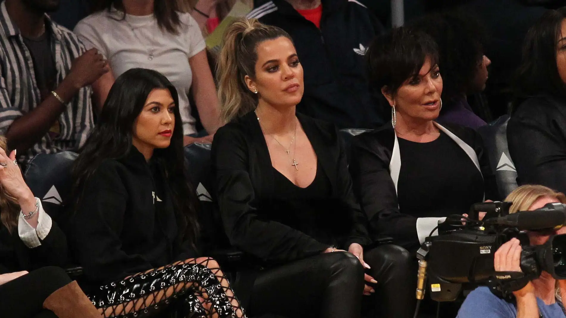 Kris Jenner junto a Kourtney y Khloé Kardashian