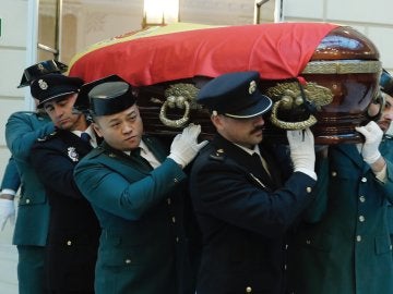 El féretro con los restos mortales del fiscal general del Estado, José Manuel Maza