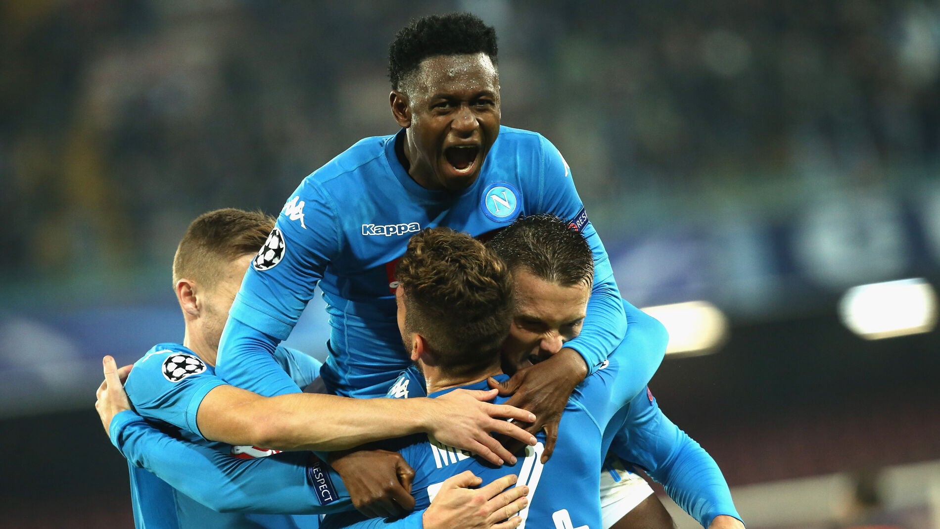 Los jugadores del N&aacute;poles se abrazan para celebrar un gol