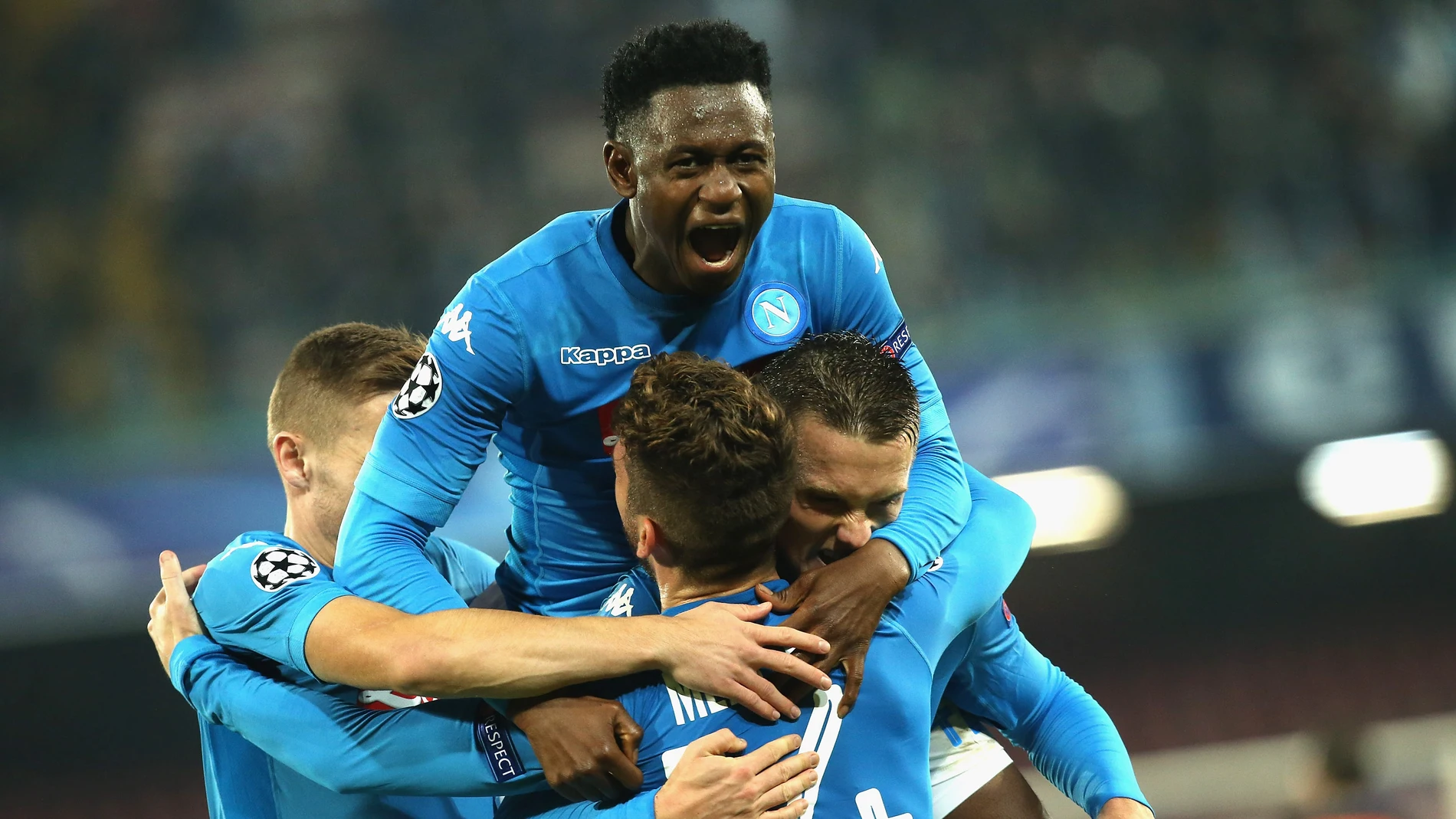 Los jugadores del Nápoles se abrazan para celebrar un gol