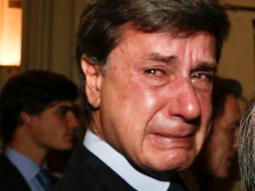 Cayetano Martínez de Irujo se deshace en lágrimas 