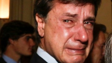 Cayetano Martínez de Irujo se deshace en lágrimas