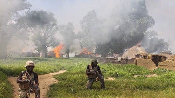 Soldados nigerianos limpian campos del grupo terrorista de Boko Haram en la localidad de Chuogori, estado Borno, Nigeria