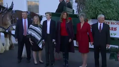 Melania Trump y su hijo reciben su primer árbol navideño de la Casa Blanca Melania Trump y su hijo reciben su primer árbol navideño de la Casa Blanca