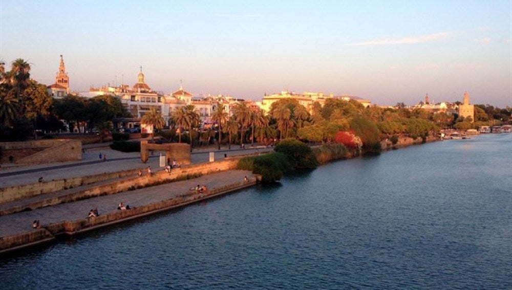 Calle Torneo de Sevilla, junto al Guadalquivir