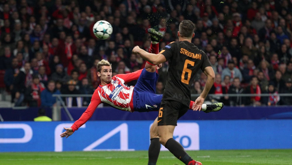 Antoine Griezmann se prepara para rematar el centro en el partido del Atlético