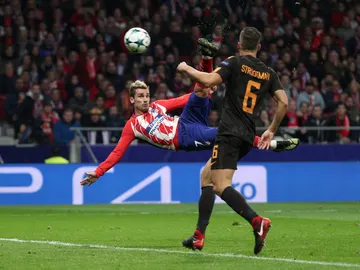 Antoine Griezmann se prepara para rematar el centro en el partido del Atlético Antoine Griezmann se prepara para rematar el centro en el partido del Atlético