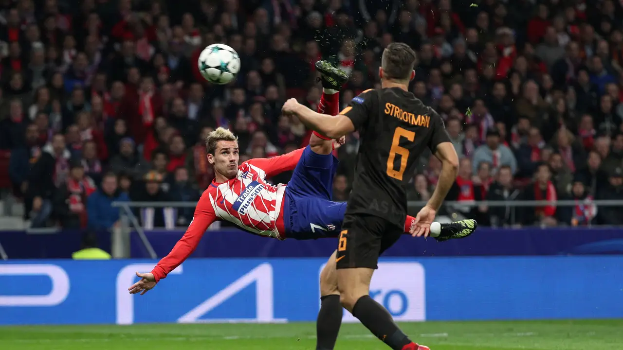 Antoine Griezmann se prepara para rematar el centro en el partido del Atlético