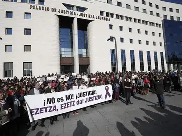 Protesta frente al Palacio de Justicia de Pamplona Protesta frente al Palacio de Justicia de Pamplona