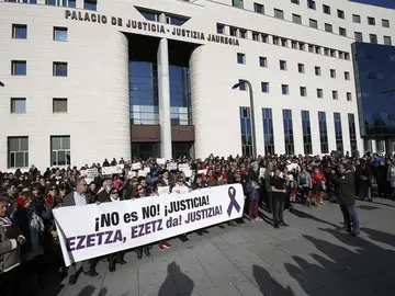 Protesta frente al Palacio de Justicia de Pamplona Protesta frente al Palacio de Justicia de Pamplona