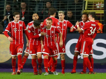 Tolisso celebra su gol con sus compañeros del Bayern de Múnich