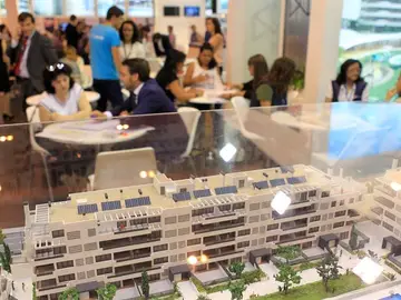 Vista de la maqueta de una promoción de viviendas en el Salón Inmobiliario Internacional de Madrid (SIMA) Vista de la maqueta de una promoción de viviendas en el Salón Inmobiliario Internacional de Madrid (SIMA)