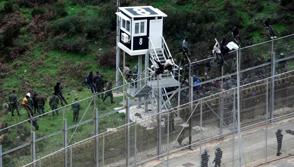 Algunos inmigrantes custodiados por la policia marroquí