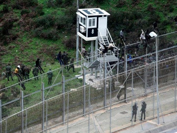Algunos inmigrantes custodiados por la policia marroquí