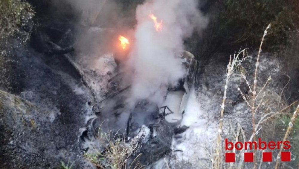 El camión incendiado tras caer por un puente