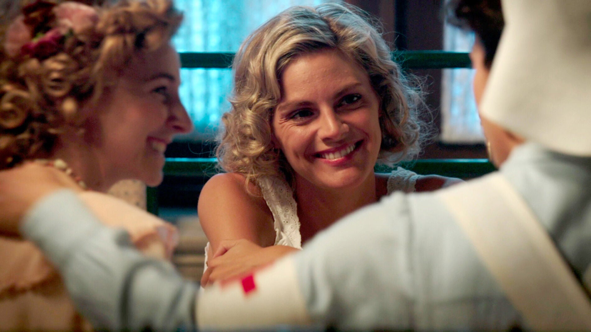 Julia, Pilar y Magdalena brindan en su &uacute;ltima noche juntas