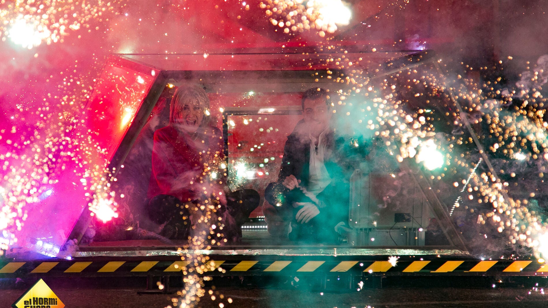 Julia Otero disfruta de cerca de un aut&eacute;ntico espect&aacute;culo pirot&eacute;cnico junto a Pablo Motos