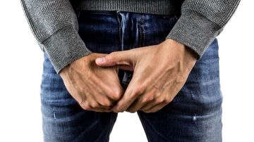 Un hombre se toca los genitales 