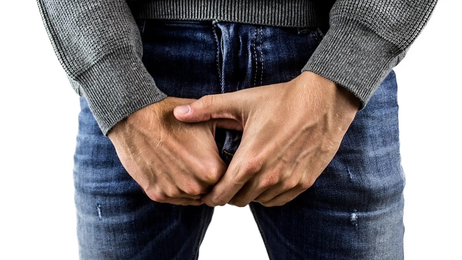 Un hombre se toca los genitales Un hombre se toca los genitales