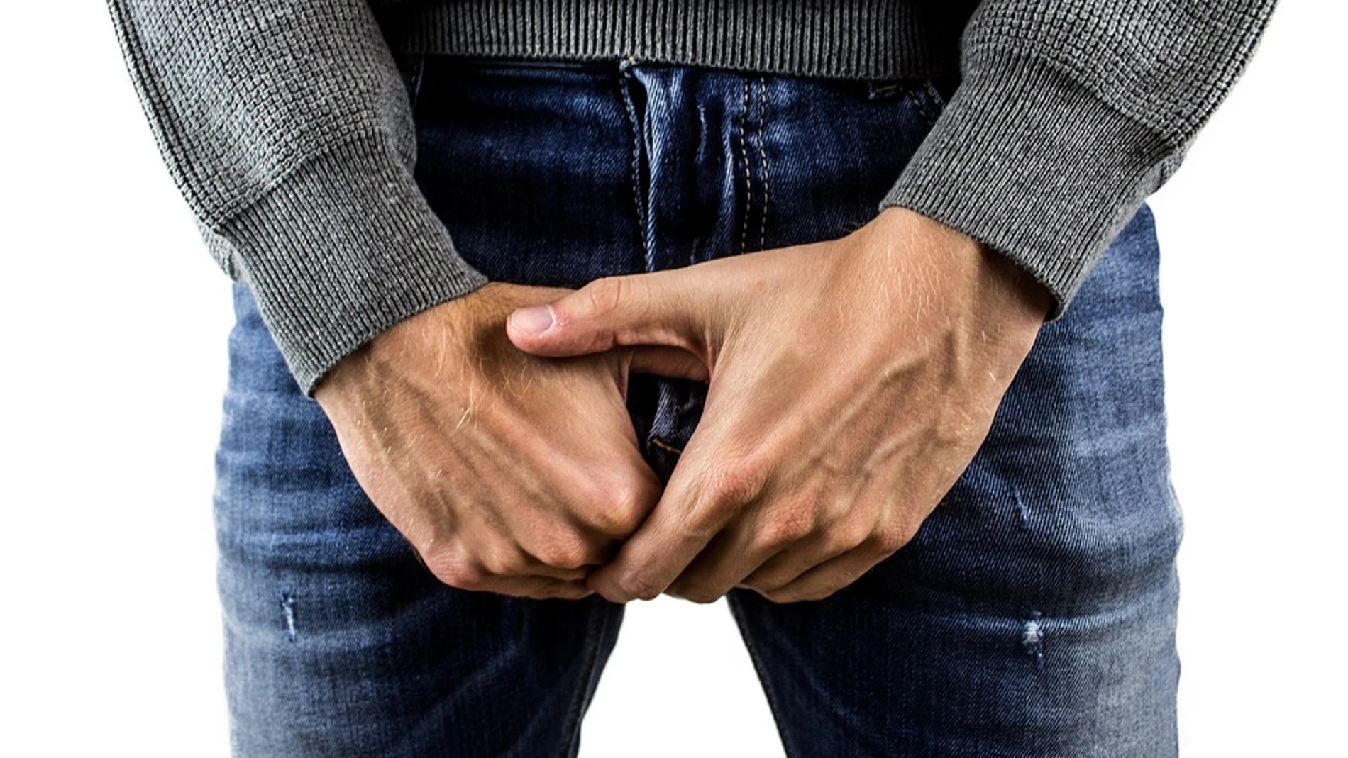 Un hombre se toca los genitales Un hombre se toca los genitales