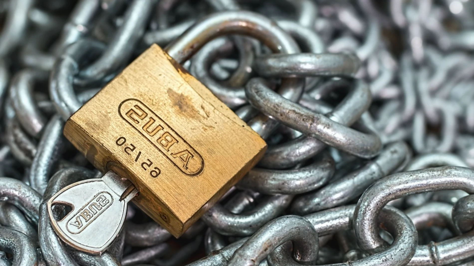 Unas cadenas y un candado Unas cadenas y un candado