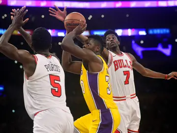Julius Randle intenta lanzar a canasta ante la defensa de los Bulls Julius Randle intenta lanzar a canasta ante la defensa de los Bulls