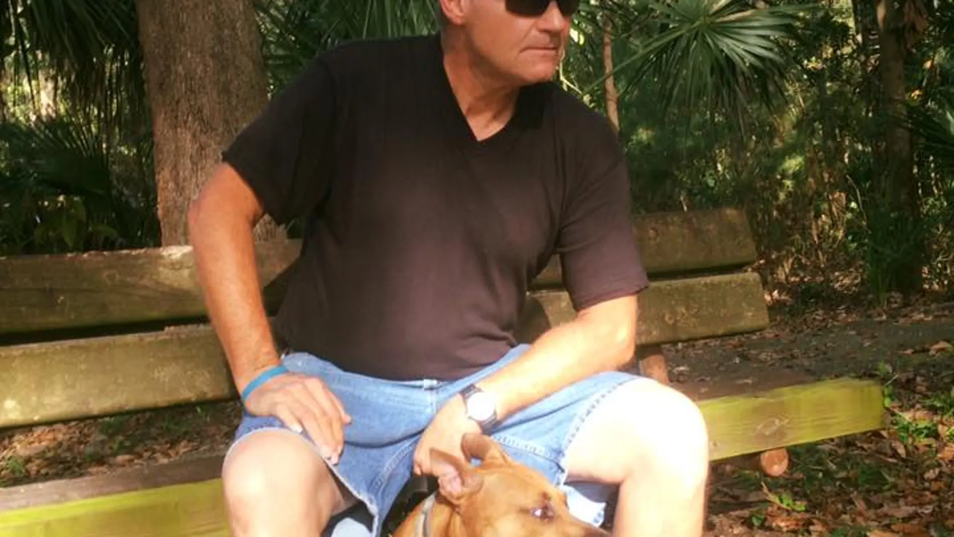 Scott Wulff junto a su perra Astrid Scott Wulff junto a su perra Astrid