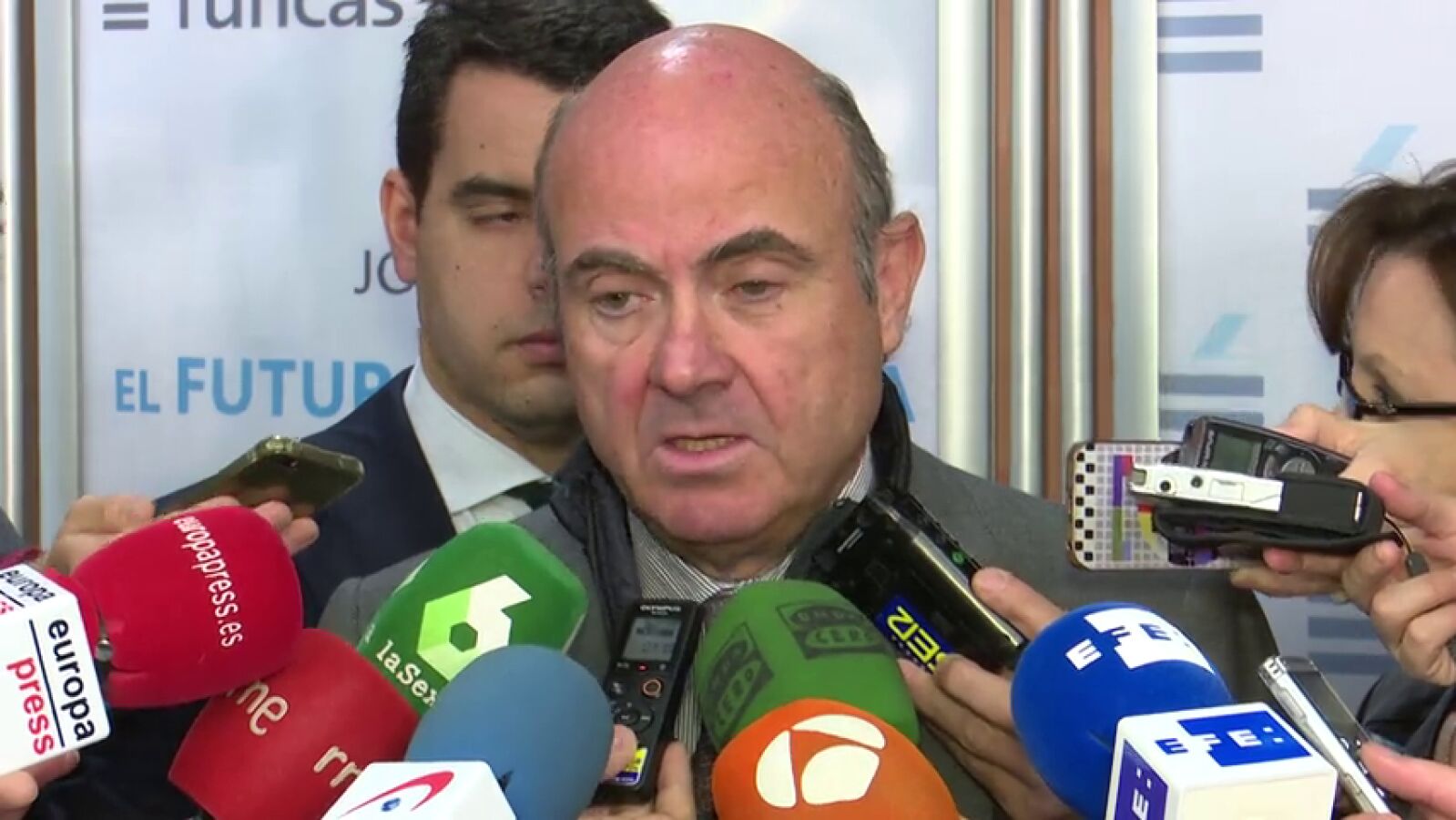La CE valida los presupuestos de 2018 pese a que no cumplirá su meta de déficit