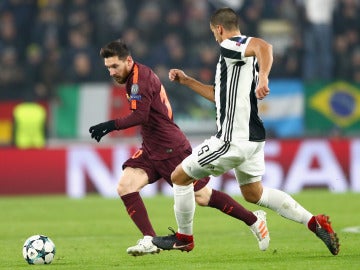Messi conduce el balón ante la defensa de la Juve