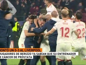 Los jugadores del Sevilla arropan a Berizzo con el tanto de la igualada 