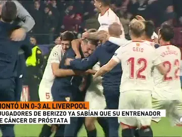 Los jugadores del Sevilla arropan a Berizzo con el tanto de la igualada Los jugadores del Sevilla arropan a Berizzo con el tanto de la igualada