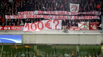 La pancarta de los aficionados del Bayern en el campo del Anderlecht
