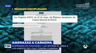 Suspenden a los tres agentes que amenazaron a Carmena en un chat y les retiran el arma