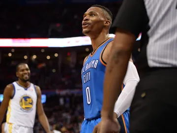 Westbrook celebra una canasta con la grada ante la mirada de Durant Westbrook celebra una canasta con la grada ante la mirada de Durant