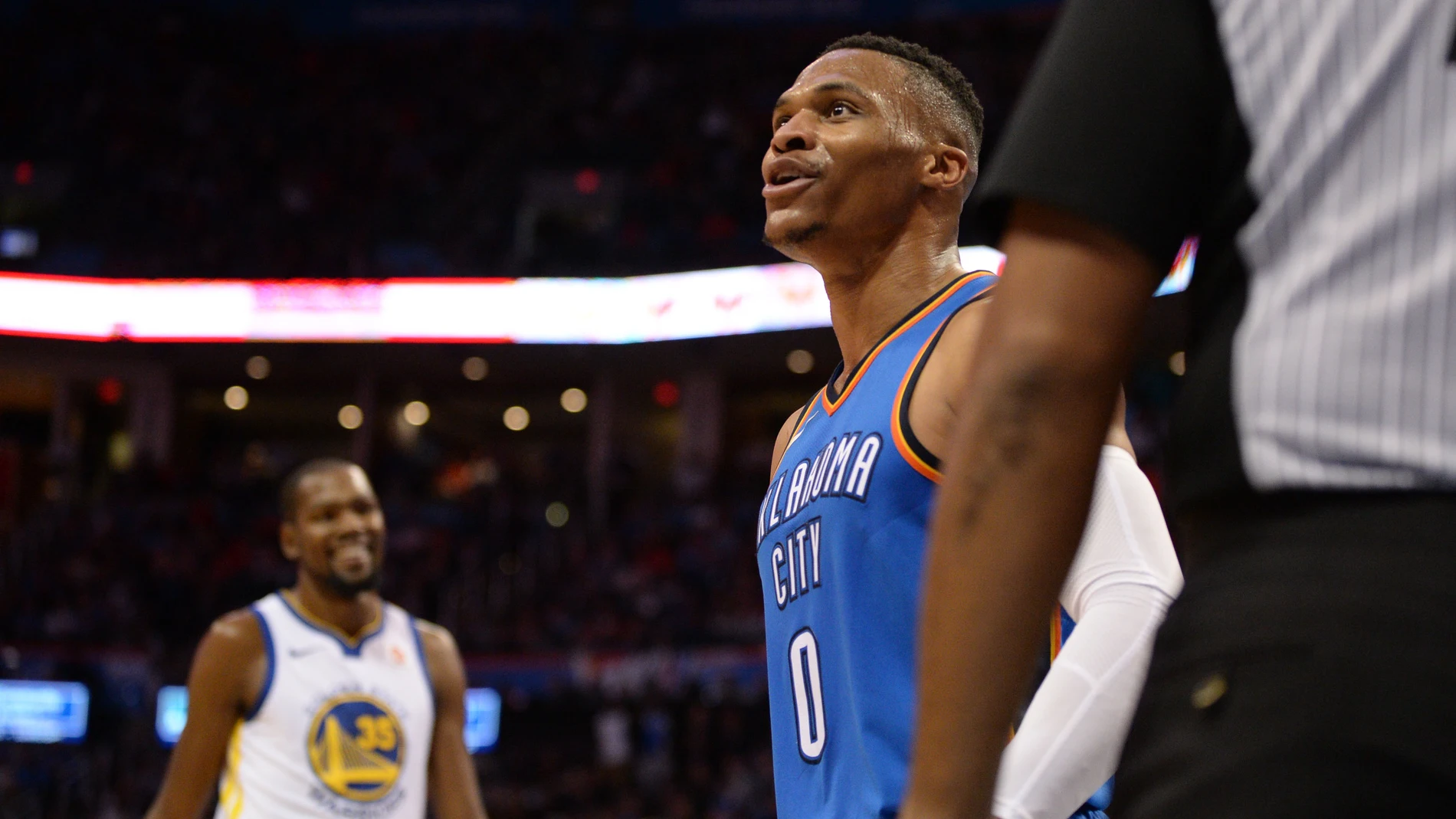 Westbrook celebra una canasta con la grada ante la mirada de Durant Westbrook celebra una canasta con la grada ante la mirada de Durant
