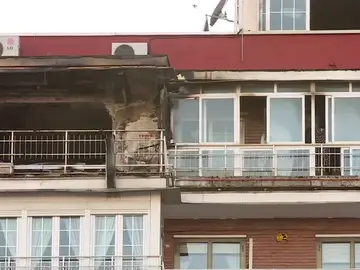 La mujer herida en un incendio en Alcorcón asegura que se iluminan con velas porque no puede pagar la luz. La mujer herida en un incendio en Alcorcón asegura que se iluminan con velas porque no puede pagar la luz.