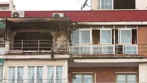 La mujer herida en un incendio en Alcorcón asegura que se iluminan con velas porque no puede pagar la luz. La mujer herida en un incendio en Alcorcón asegura que se iluminan con velas porque no puede pagar la luz.