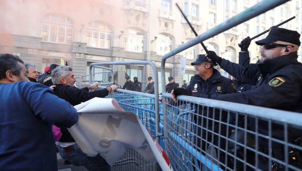 Cargas policiales a taxistas
