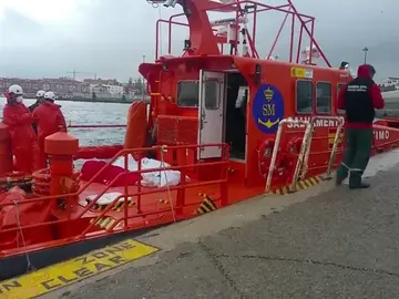 Mueren tres personas y una continúa desaparecida tras el naufragio de una patera en Tarifa Mueren tres personas y una continúa desaparecida tras el naufragio de una patera en Tarifa