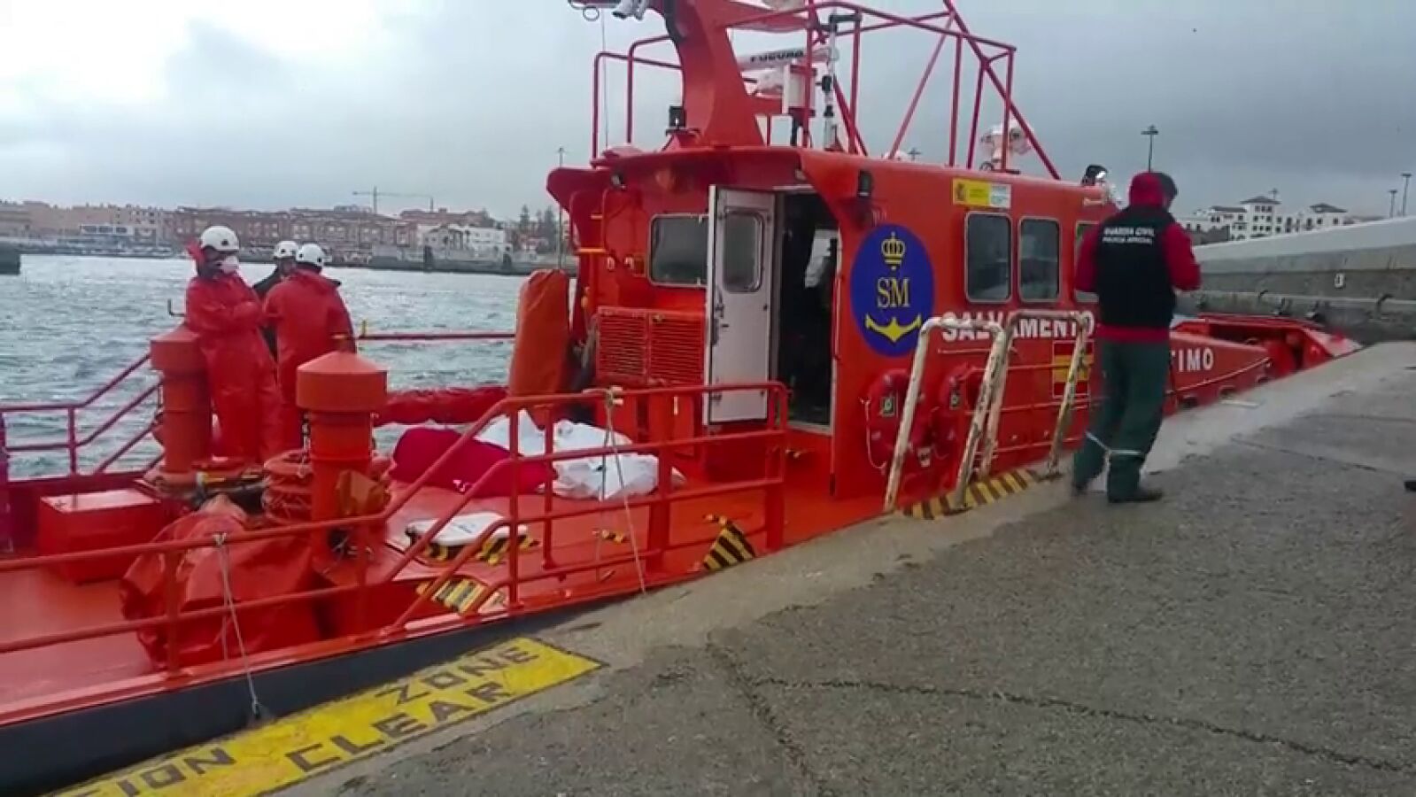 Mueren tres personas y una continúa desaparecida tras el naufragio de una patera en Tarifa