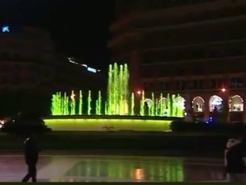 Una fuente de Barcelona iluminada de amarillo
