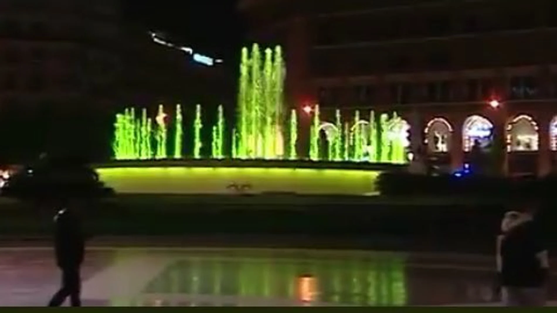 Una fuente de Barcelona iluminada de amarillo Una fuente de Barcelona iluminada de amarillo