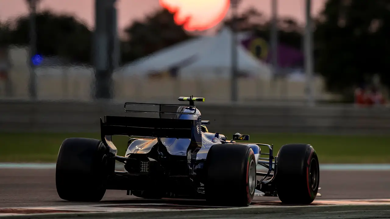 Wehrlein rueda con su Sauber en el trazado de Yas Marina