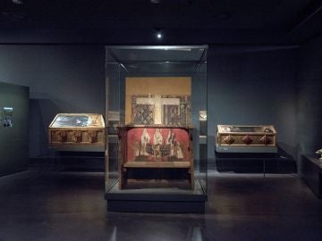 Vista de las cajas sepulcrales y trono de Blanca de Aragón y Anjou en el Museo Diocesano de Lleida