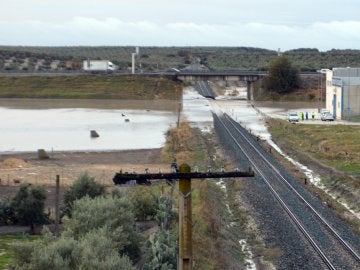 Tramo de vía ferroviaria inundada a su paso por el Arahal 