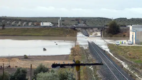 Tramo de vía ferroviaria inundada a su paso por el Arahal Tramo de vía ferroviaria inundada a su paso por el Arahal