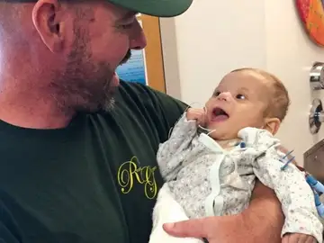 El agente posa con el bebé El agente posa con el bebé