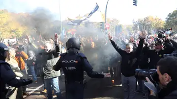 Agentes de la Policía Nacional intervienen con un grupo de taxistas cerca del Congreso Agentes de la Policía Nacional intervienen con un grupo de taxistas cerca del Congreso