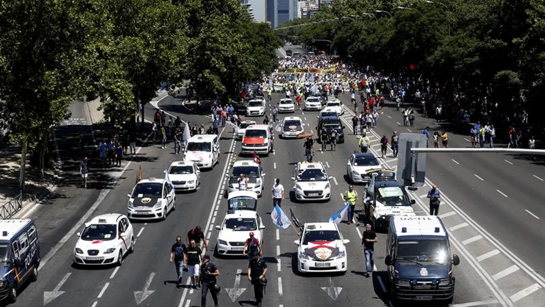 Manifestación de taxistas en Madrid contra las licencias de vehículos VTC Manifestación de taxistas en Madrid contra las licencias de vehículos VTC